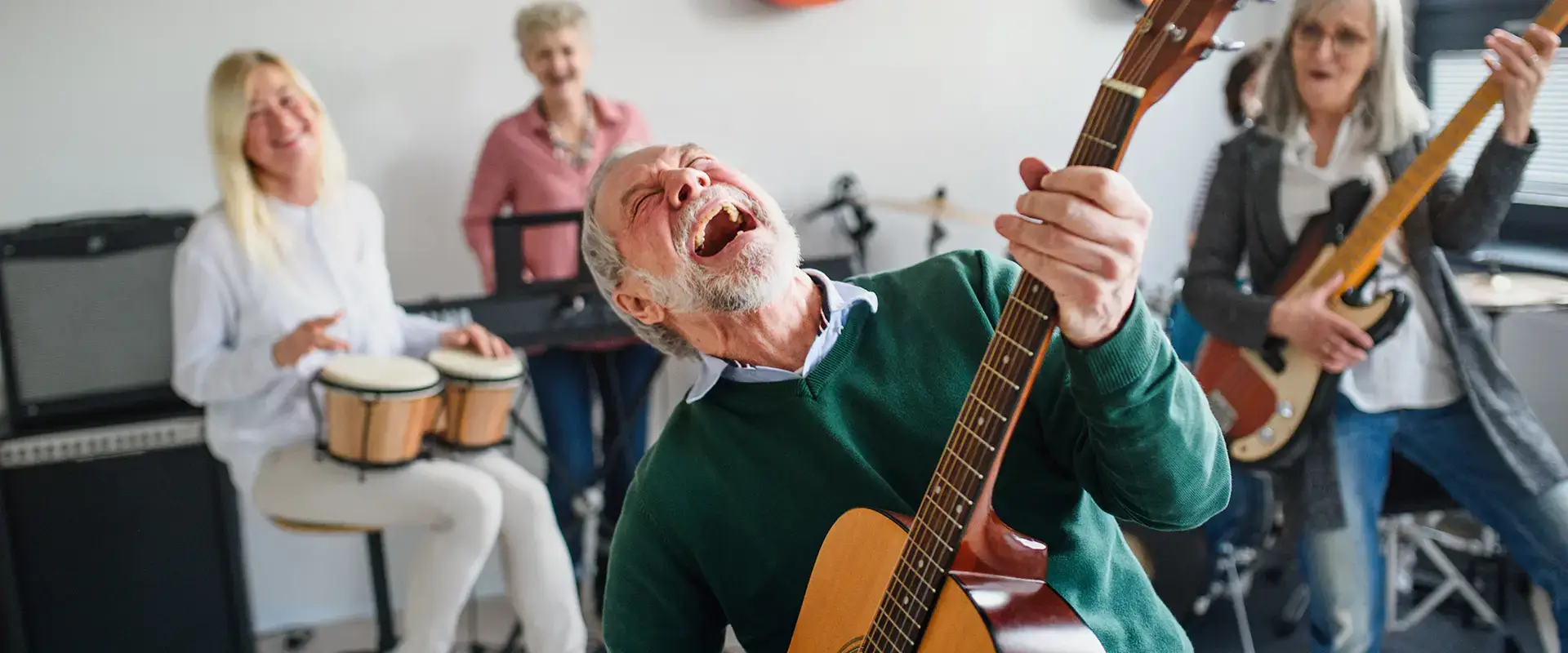 Musizieren im Alter: Wie Senioren im Alter sich mit Musik fit halten und vor Einsamkeit schützen!