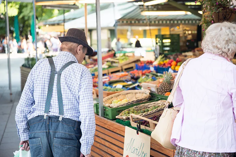 senioren kaufen auf dem bauernmarkt muenchen ein