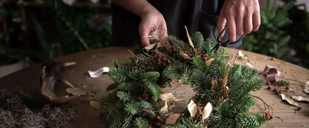 Weihnachtsbasteln für und mit Senioren: Kreative Ideen für festliche Stunden