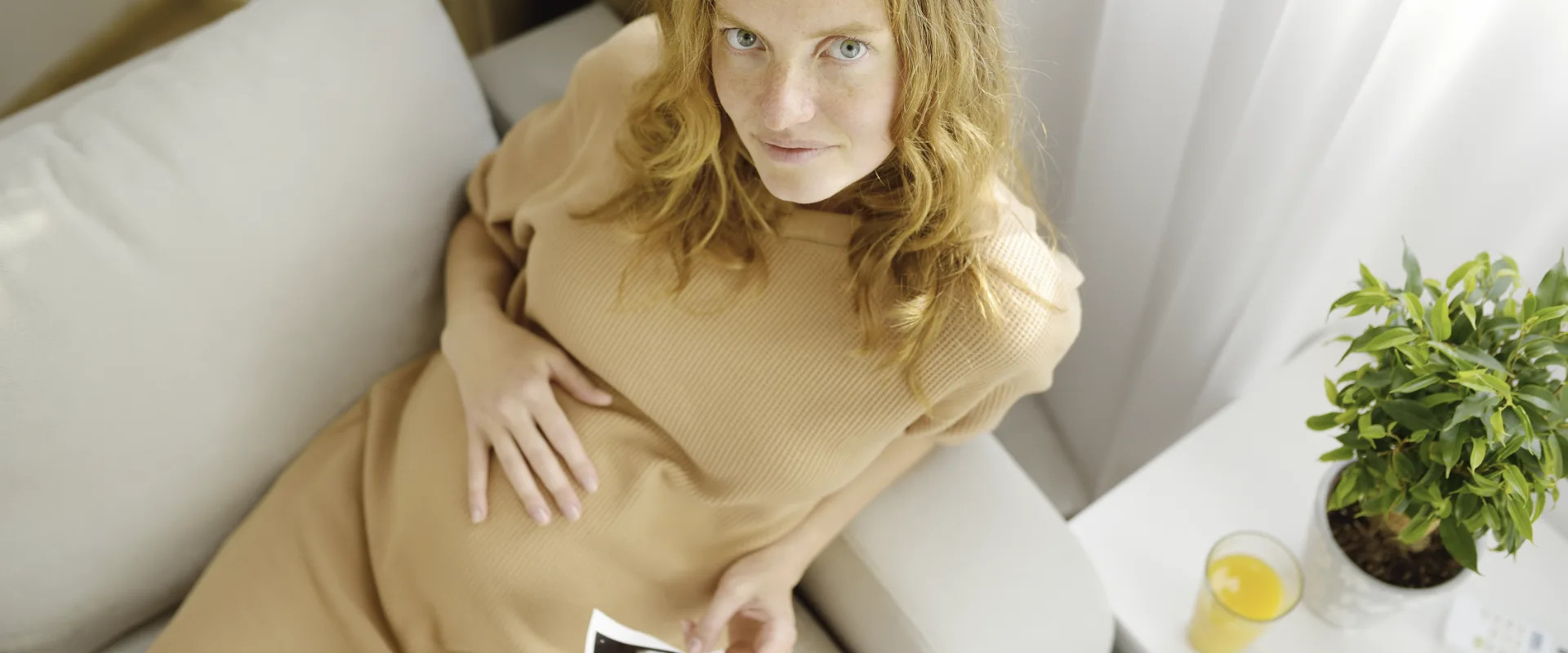 schwangere frau auf couch