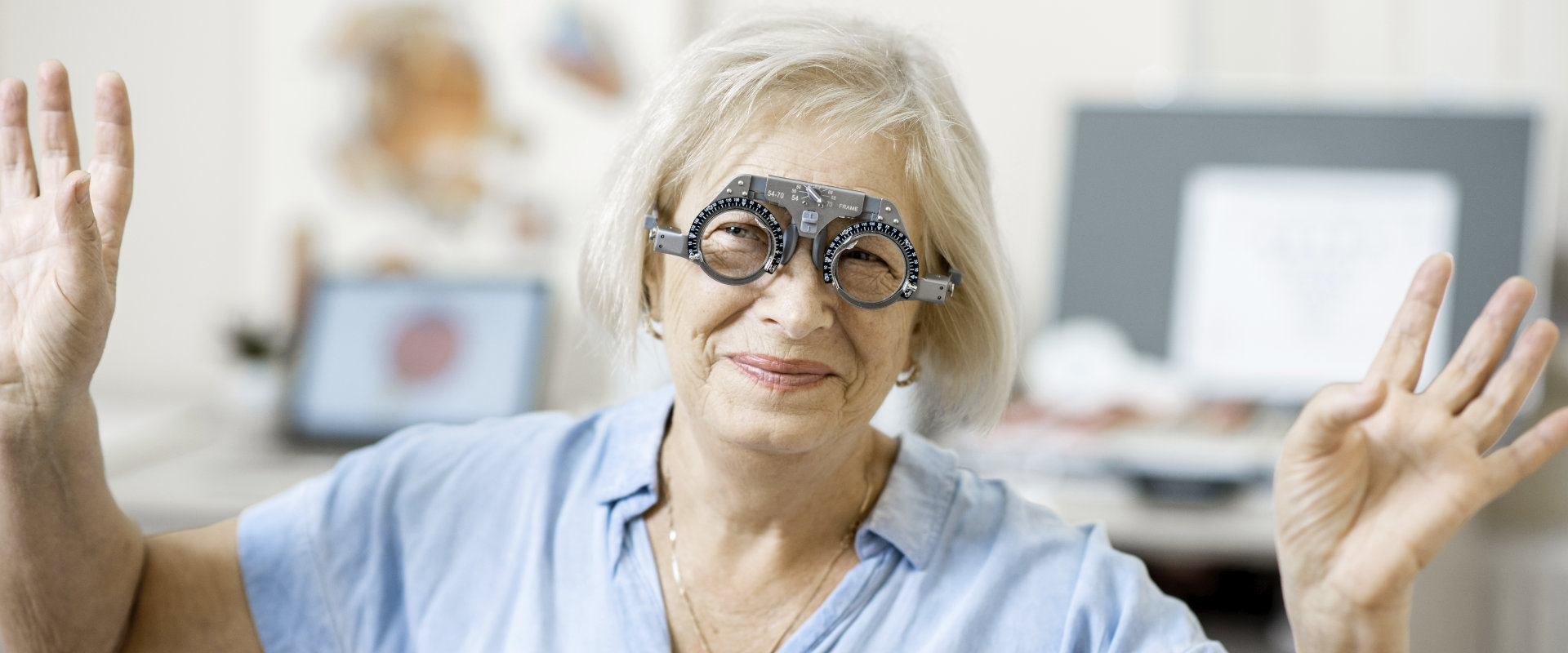 seniorin mit sehbehinderung