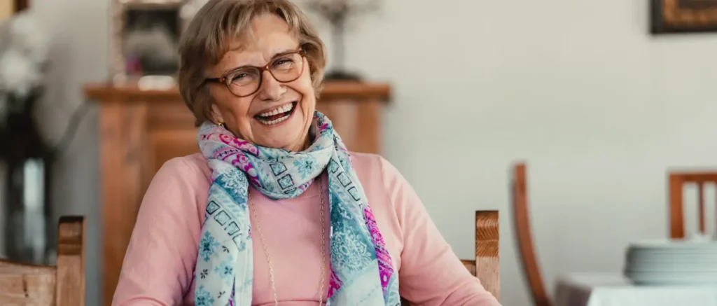 Eine Seniorin aged in place. Aging in Place: Wie gutes Leben im Alter zuhause gelingt – und warum professionelle Alltagshilfe dabei immer wichtiger wird