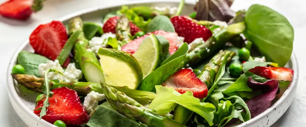 Frischer Salat mit Erdbeeren, Spargel und Avocado