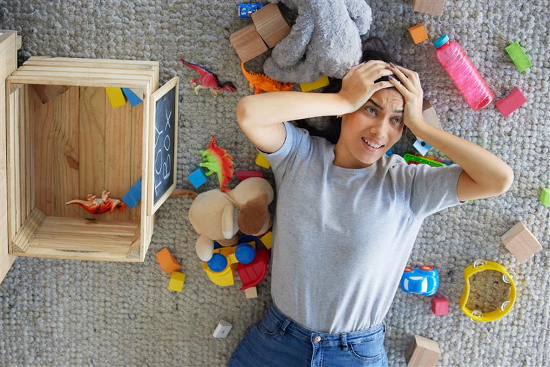 stress, mother, toys, messy living room, spring cleaning, housekeeping, tidying up, maintenance, top view, anxiety, mental health, burnout, mom, children, playthings, Brazilian family, home 1