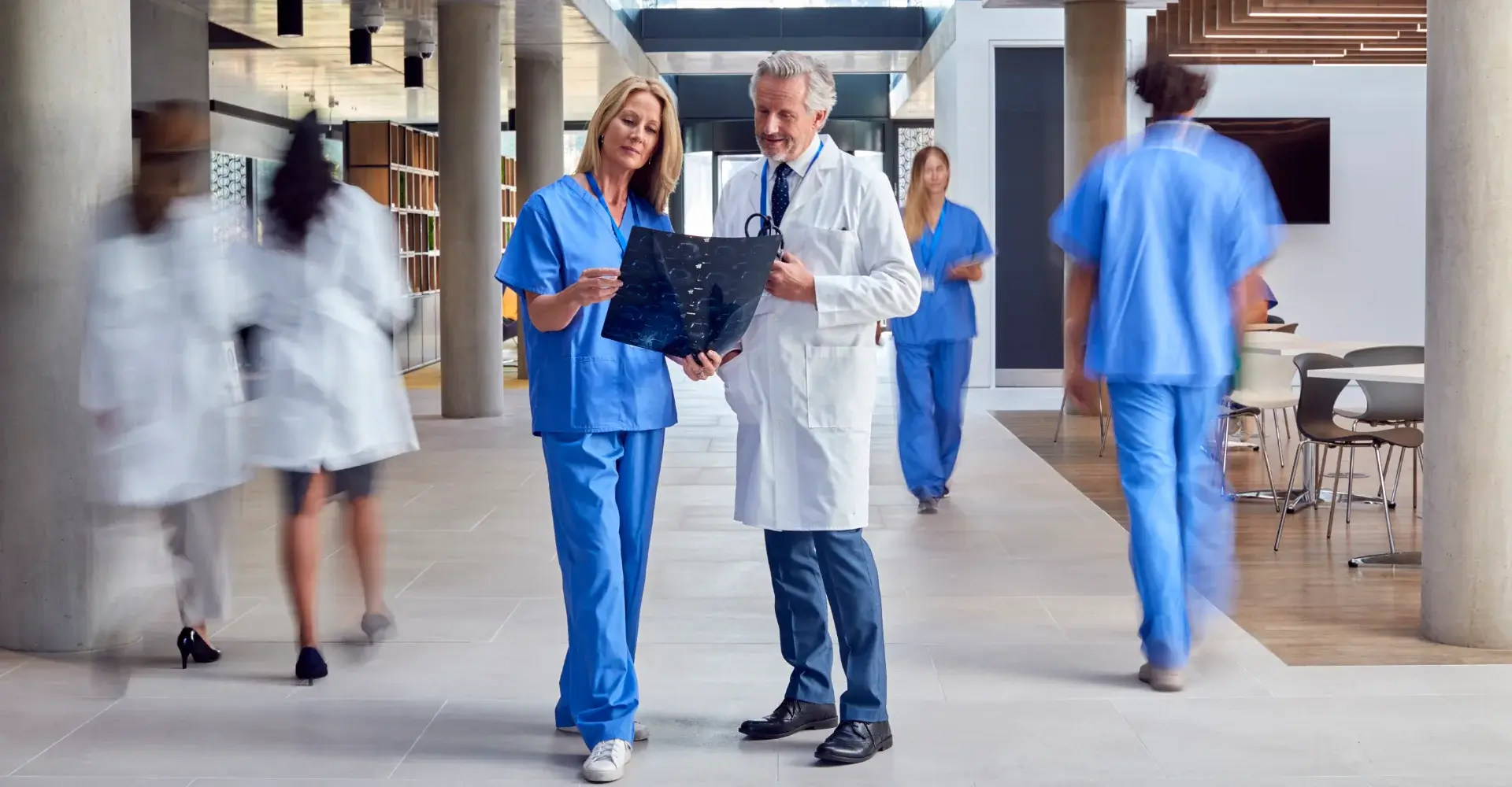 Packliste für die Operation: Was Sie wirklich ins Krankenhaus mitnehmen sollten und was besser zu Hause bleibt