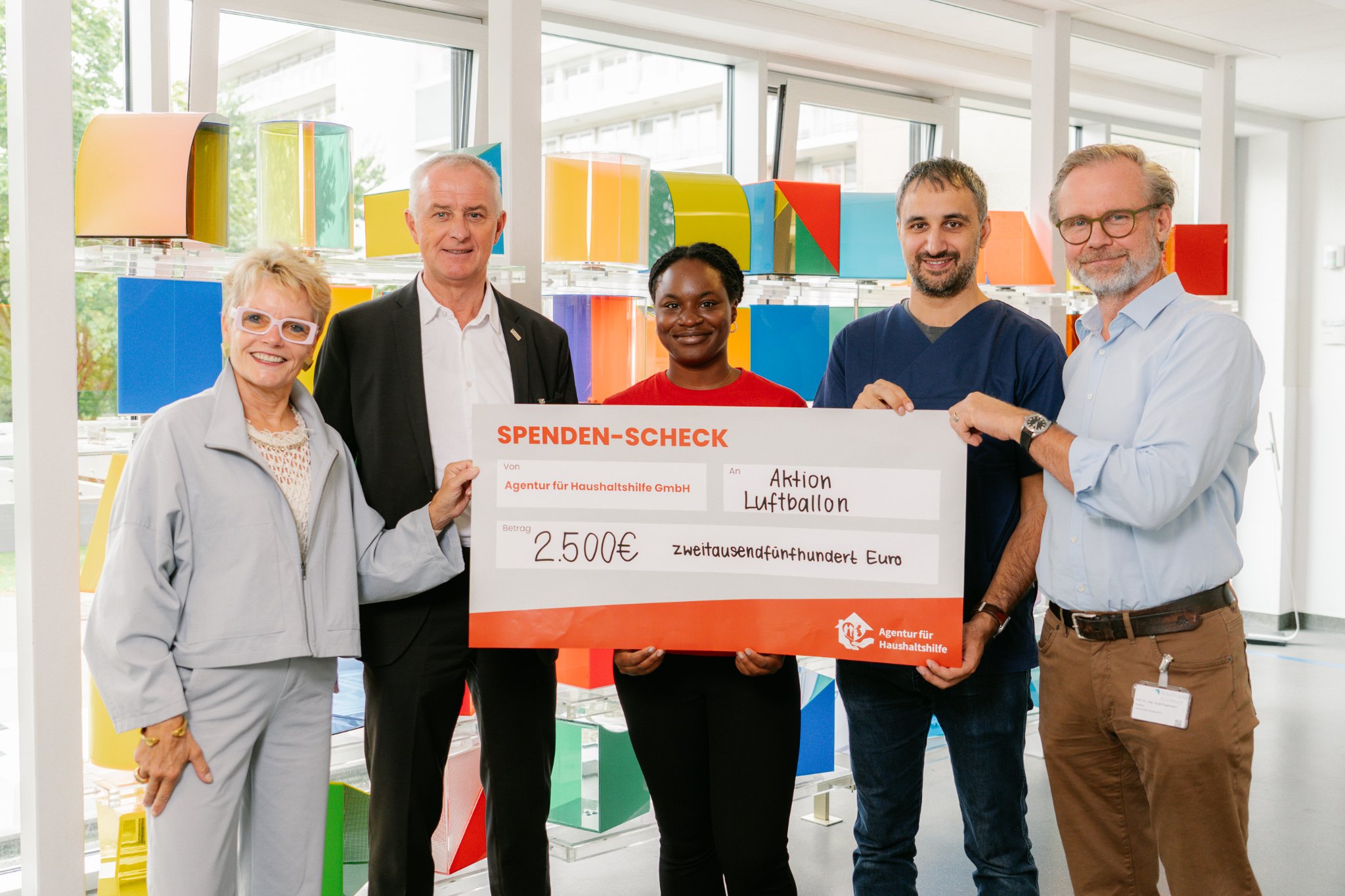 spendenuebergabe mit spendenscheck