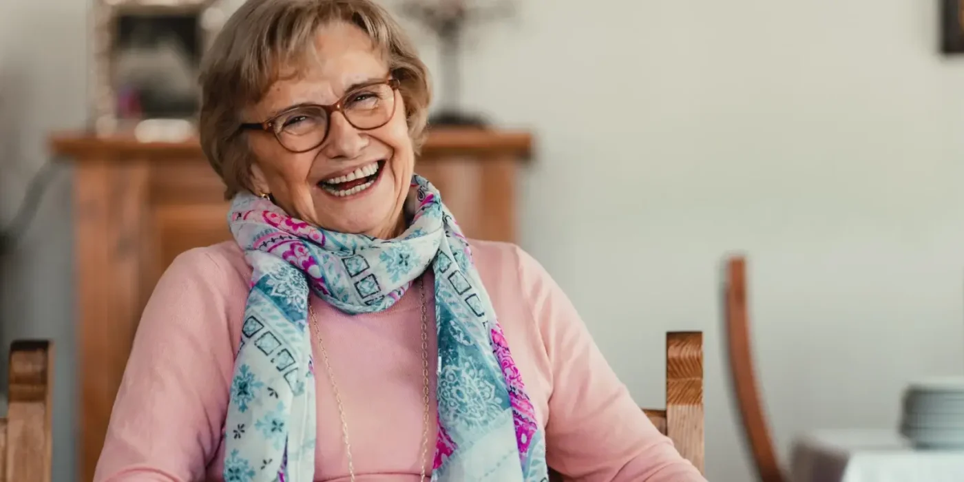 Eine Seniorin aged in place. Aging in Place: Wie gutes Leben im Alter zuhause gelingt – und warum professionelle Alltagshilfe dabei immer wichtiger wird