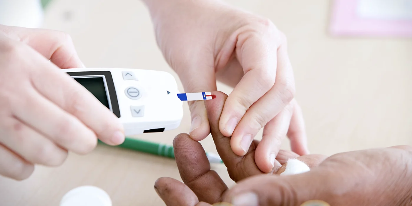 Krankenpflegerin untersucht Patienten und führt einen Diabetes-Test durch.