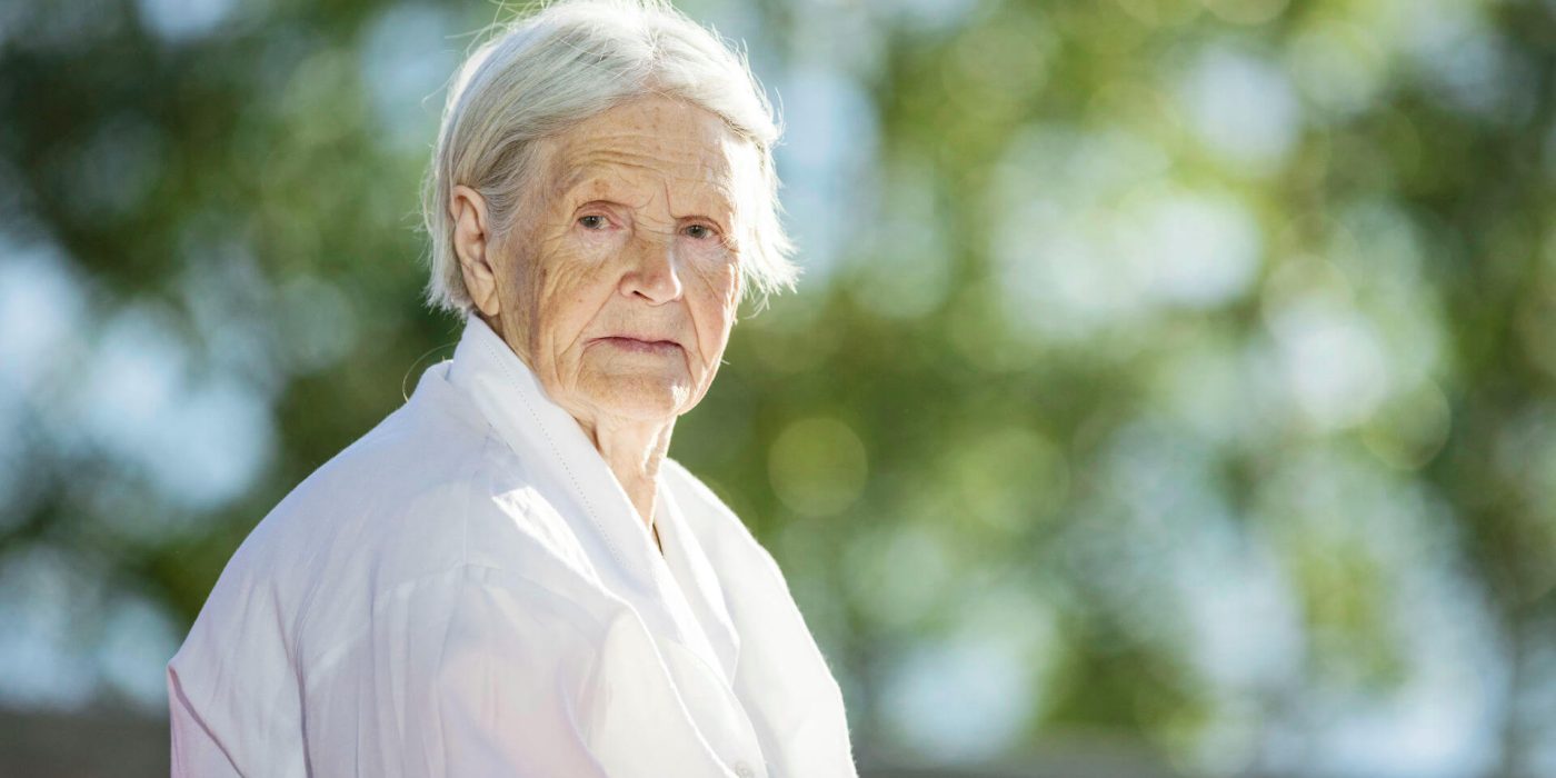 Ältere Dame sitzt alleine auf einer Bank: Der Einsamkeit im Alter proaktiv begegnen