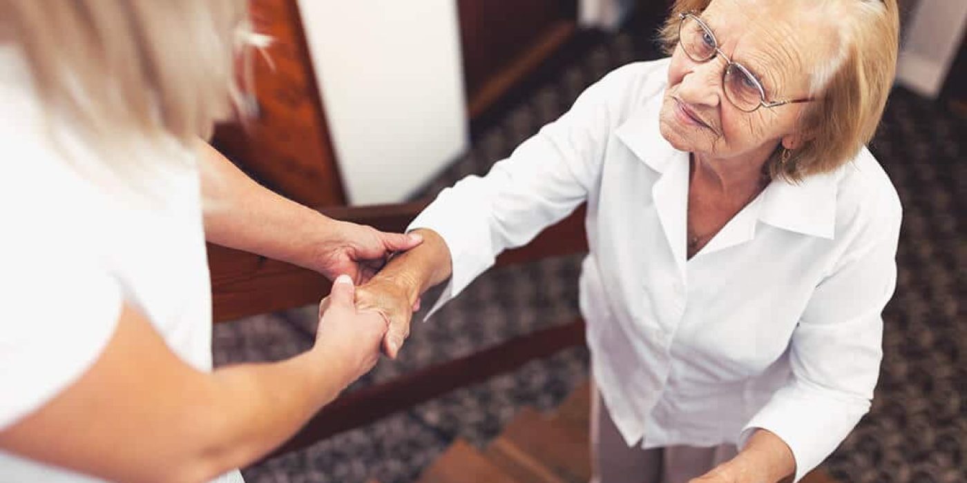 Haushaltshilfe hilft Seniorin auf