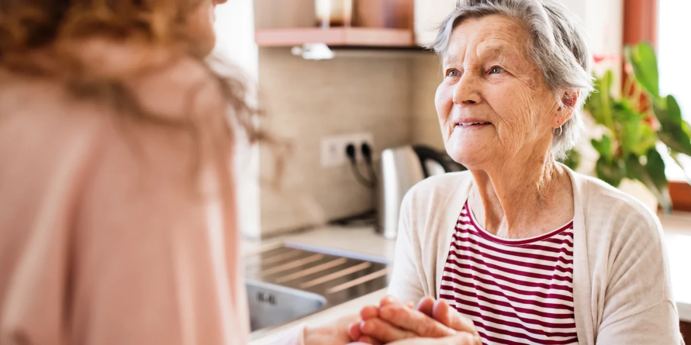 Ältere Frau im Gespräch in Küche
