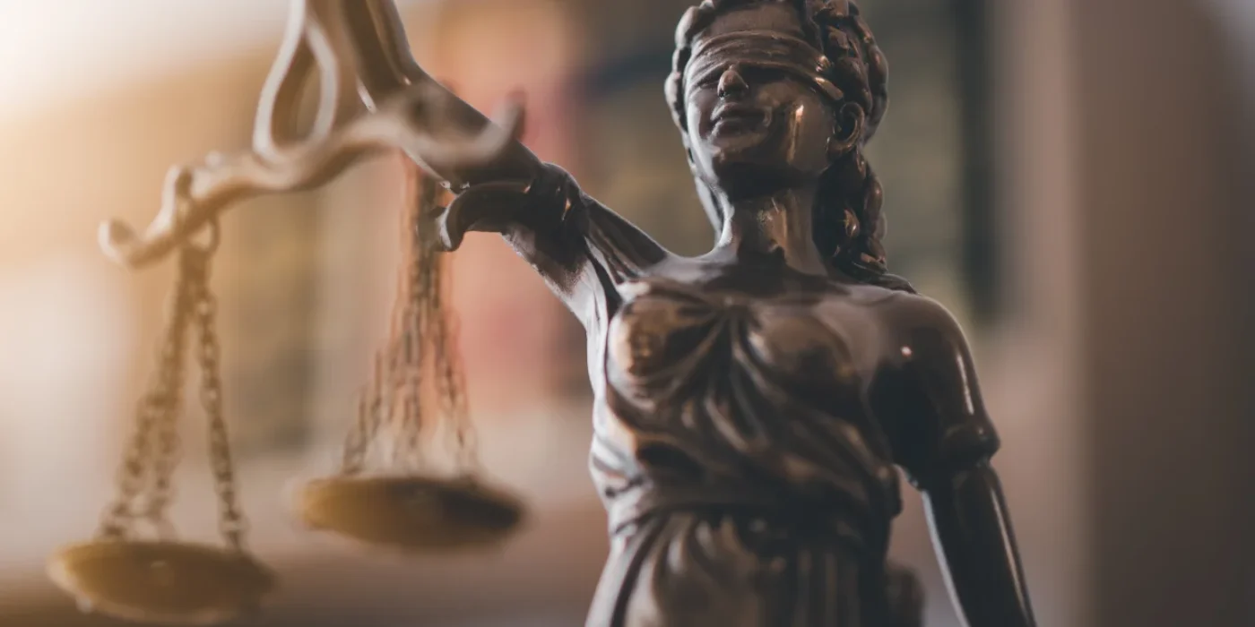 Justitia-Statue mit Waage in Nahaufnahme