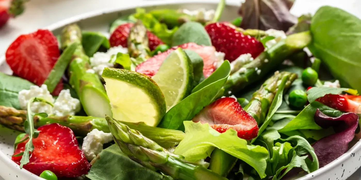 Frischer Salat mit Erdbeeren, Spargel und Avocado