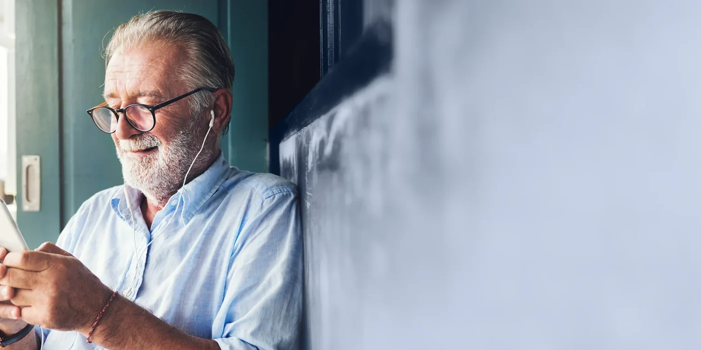 senior surft am smartphone in den sozialen medien