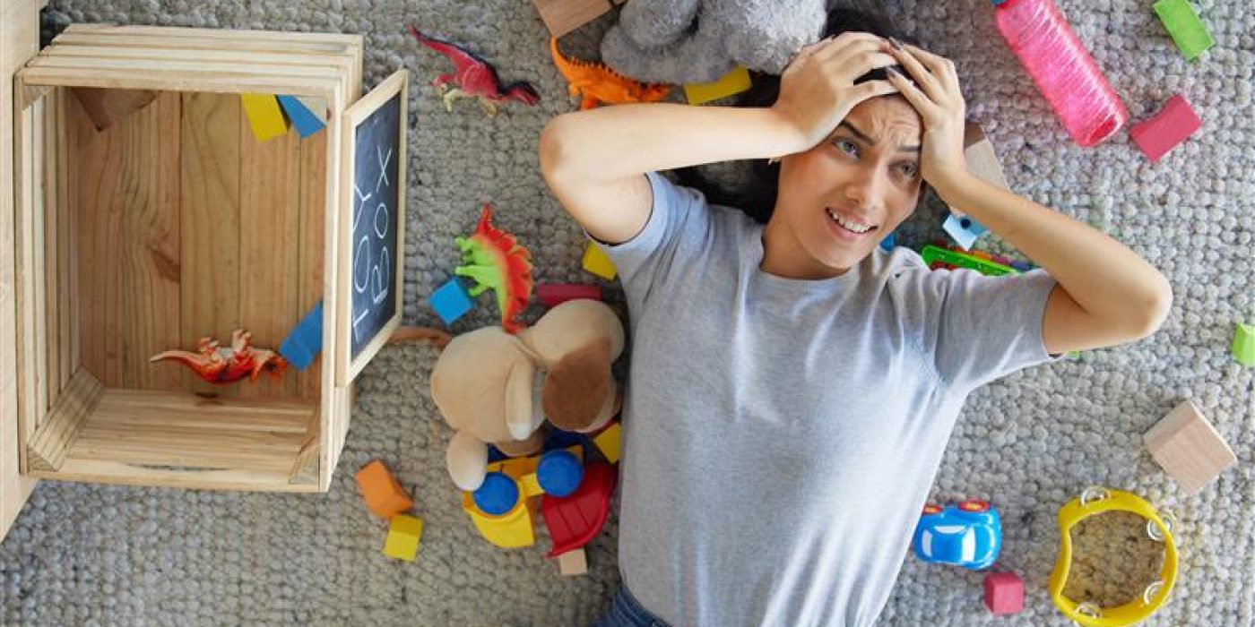 stress, mother, toys, messy living room, spring cleaning, housekeeping, tidying up, maintenance, top view, anxiety, mental health, burnout, mom, children, playthings, Brazilian family, home 1