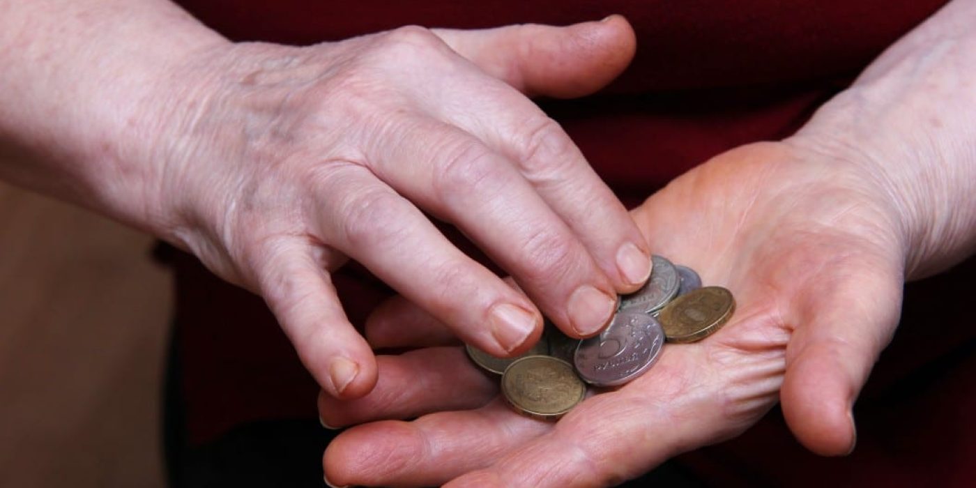 the-pensioners-hands-count-coins-russian-roubles-below-the-breadline-pension-reform-concept-poverty_t20_1no739