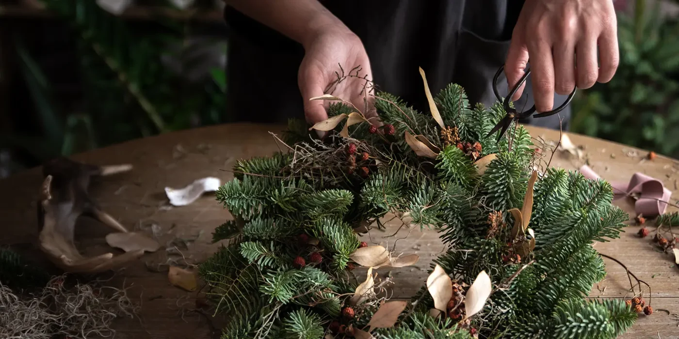 Weihnachtsbasteln für und mit Senioren: Kreative Ideen für festliche Stunden